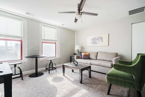 TV, offices - Walk to Nightlife & Attractions (Indianapolis)