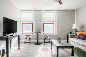 TV, offices - Walk to Nightlife & Attractions (Indianapolis)