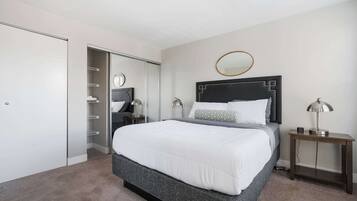 1 slaapkamer, een strijkplank/strijkijzer, wifi, beddengoed