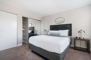 1 bedroom, iron/ironing board, WiFi, bed sheets - Walk to Nightlife & Attractions (Indianapolis)