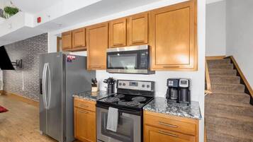 Frigorifero, microonde, forno, piano cottura