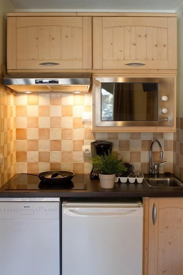 Réfrigérateur, four à micro-ondes, lave-vaisselle