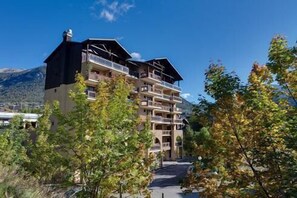 Exterior - 50m from ski slopes, 2nd floor, balcony, tv, ski locker, 25m², Serre Chevalier (Briançon)