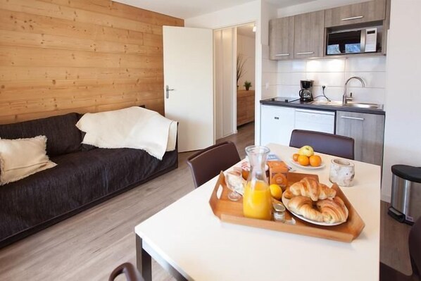Interior - 200m from resort center, 6th floor, balcony, tv, ski locker, 24m², Serre Chevalier (Briançon)