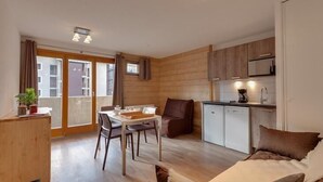 A compact living space with a dining area, a kitchenette, and a sofa. - 200m from resort center, 3rd floor, balcony, tv, ski locker, 25m², Serre Chevalier (Briançon)