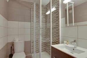 Shower - 50m from ski slopes, 3rd floor, balcony, tv, ski locker, 25m², Serre Chevalier (Briançon)