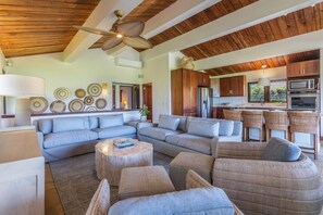 TV connectée, lecteur de DVD, table de tennis de table, livres