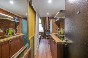 Superior vierpersoonskamer | Privékeuken | Een mini-koelkast, een kookplaat, kookgerei, borden en bestek