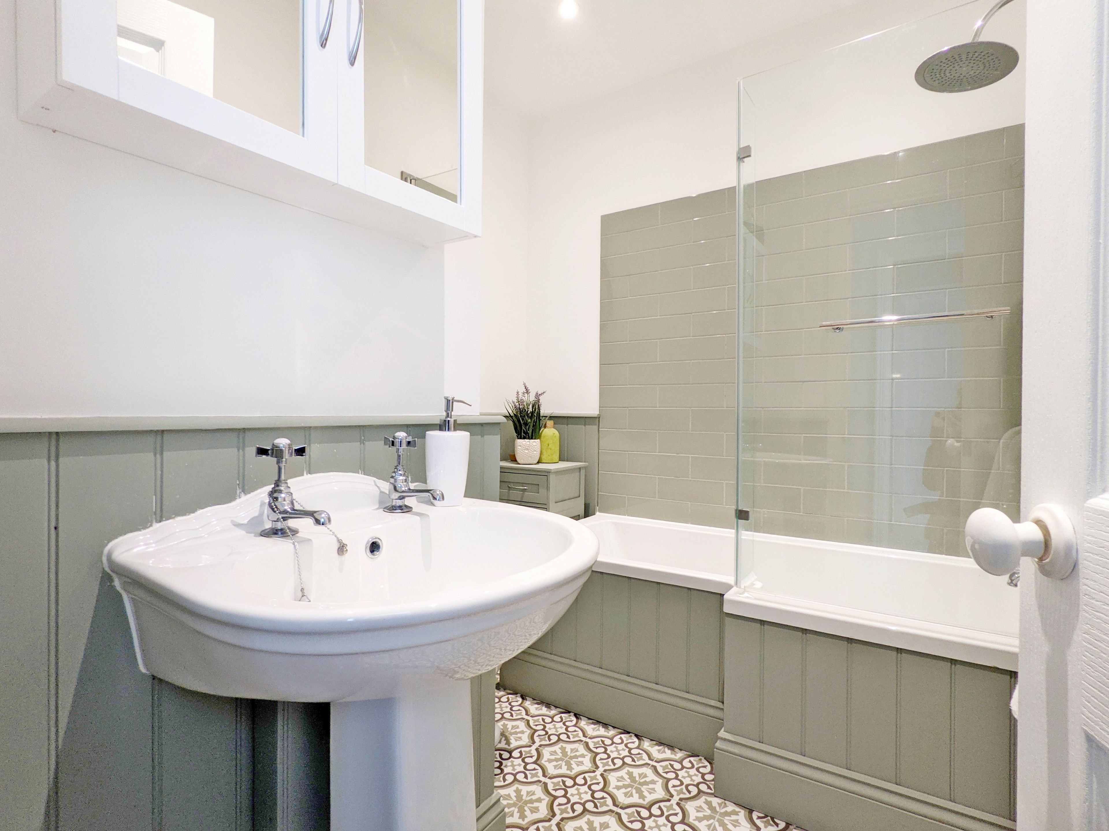 Combined shower/bathtub, hair dryer, towels