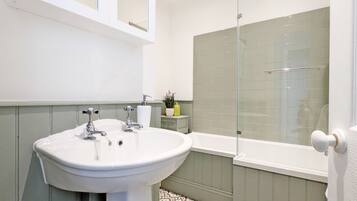 Combined shower/bathtub, hair dryer, towels