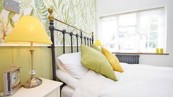 4 bedrooms, iron/ironing board, free WiFi, bed sheets