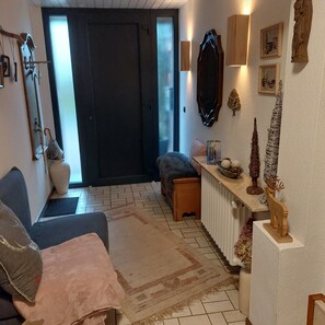 Télévision, cheminée, livres, médiathèque