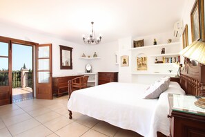 4 Schlafzimmer, Zimmersafe, Bügeleisen/Bügelbrett, kostenloses WLAN