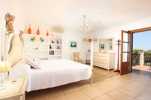 4 bedrooms, in-room safe, iron/ironing board, free WiFi