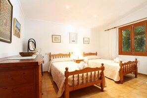 3 Schlafzimmer, Schreibtisch, Bügeleisen/Bügelbrett, Bettwäsche
