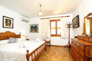 3 bedrooms, iron/ironing board, bed sheets