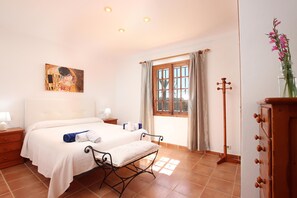 2 bedrooms, iron/ironing board, bed sheets - L´Embat ( Tolo ) Charming 2 bedroom villa (Pollensa)