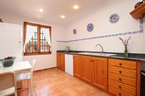 Fridge, microwave, oven, dishwasher - L´Embat ( Tolo ) Charming 2 bedroom villa (Pollensa)