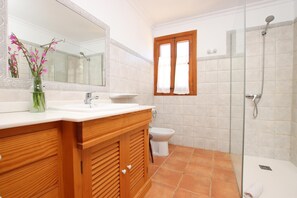 Shower, towels - L´Embat ( Tolo ) Charming 2 bedroom villa (Pollensa)