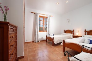2 bedrooms, iron/ironing board, bed sheets - L´Embat ( Tolo ) Charming 2 bedroom villa (Pollensa)