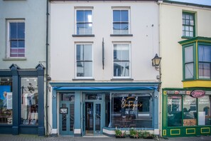 Front of property - To Mawr - 2 Bedroom Apartment - Tenby (Tenby)