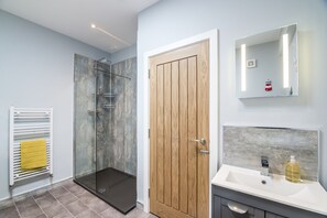 Apartment (2 Bedrooms) | Bathroom | Shower, hair dryer - To Mawr - 2 Bedroom Apartment - Tenby (Tenby)