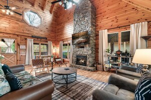 Deluxe-hytte - 6 soveværelser - boblebad - bjergudsigt | Opholdsområde | Tv, pejs