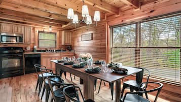 Deluxe Cabin, 6 Bedrooms, Hot Tub, Mountain View | Dining room