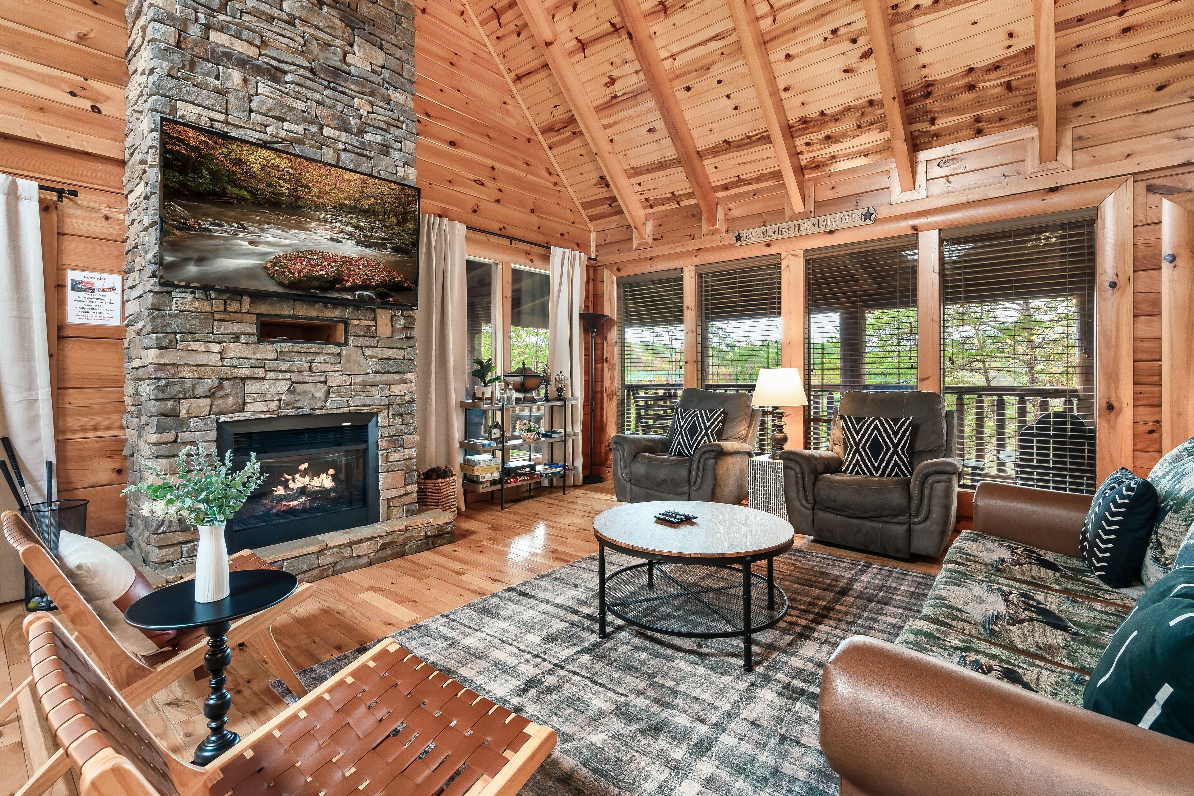 Deluxe-Ferienhütte, 6 Schlafzimmer, Whirlpool, Bergblick | Wohnbereich | Fernseher, Kamin