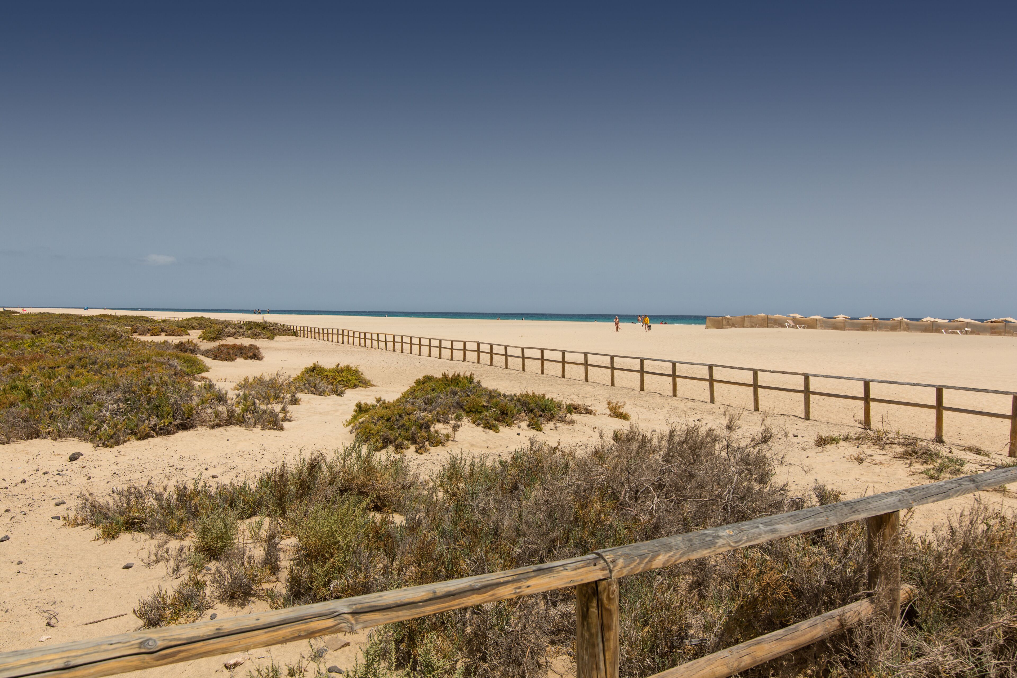 بالقرب من الشاطئ، رمال بيضاء