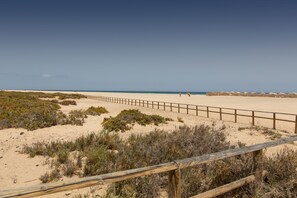 Nálægt ströndinni, hvítur sandur