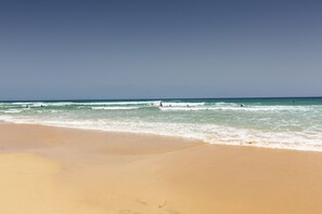 Perto da praia, areia branca 