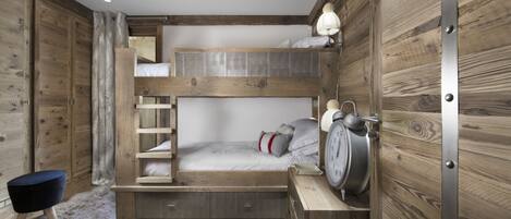 4 habitaciones y tabla de planchar con plancha