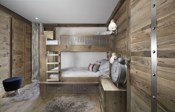 4 bedrooms, iron/ironing board