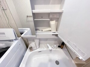 Bathtub, hair dryer, towels - Cozy 1BR near Hondori Shopping Arcade, Room wifi (Naka Ward, Hiroshima)