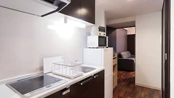 Fridge, microwave, stovetop, cookware/dishes/utensils