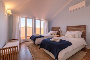 4 quartos, ferros/tábuas de passar roupa, acesso à internet