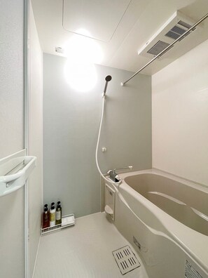 Baignoire, sèche-cheveux, serviettes fournies