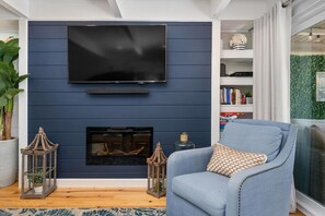 Fernseher, Kamin, Stereoanlage