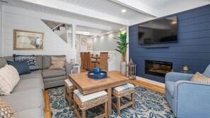 Télévision, cheminée, chaîne hi-fi