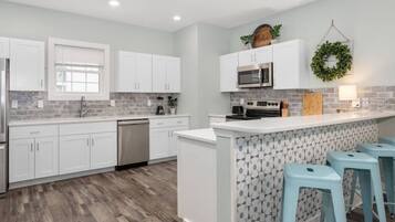 Refrigerador, microondas, horno, placa de cocina