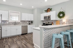 Fridge, microwave, oven, stovetop - 3BR/Garage, Walk Beach/Boardwalk, Bikes, BeachGear (Ocean City)