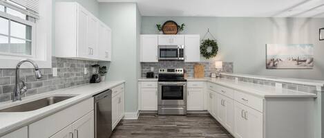 冰箱、微波炉、烤箱、炉灶