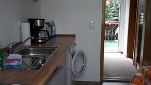 Kaffetrakter/tekoker, kjøleskap, mikrobølgeovn og kokeplater