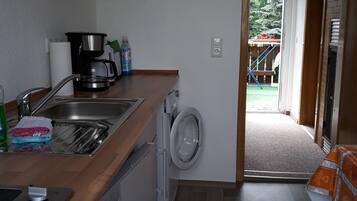 Réfrigérateur, four à micro-ondes, surface de cuisson, cafetière-théière