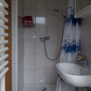 Shower, towels, soap, toilet paper - Ferienhaus Schrickel (Stadtilm)