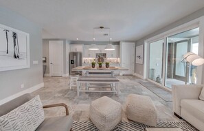 Una televisión, una chimenea, libros, una oficina