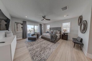 5 habitaciones, escritorio y tabla de planchar con plancha 