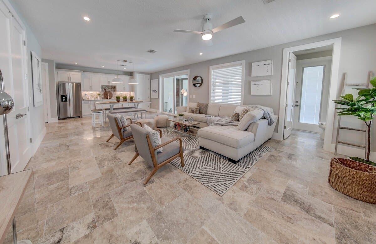 电视、壁炉、书、办公室