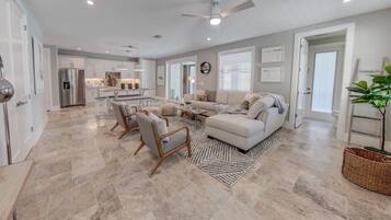 Una televisión, una chimenea, libros, una oficina